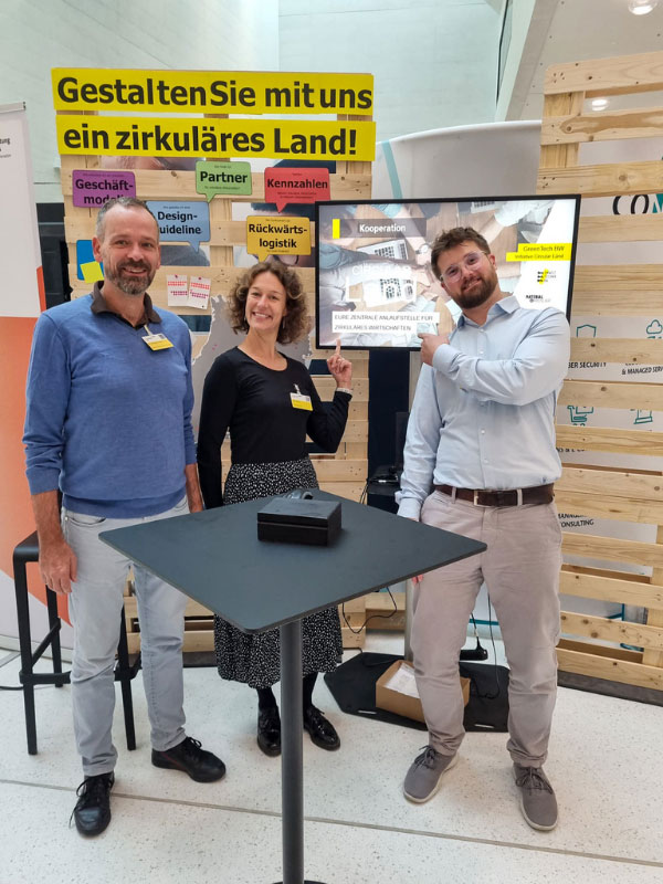 Drei Menschen aus dem Circular Black Forest Team stellen das Projekt "Initiative Circular Länd" in Zusammenarbeit mit Umwelttechnik, materialkreislauf und den Impact Hubs Karlsruhe und Stuttgart vor